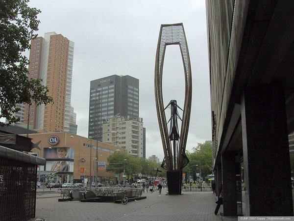 Steel sculpture for the Bijenkorf Building in Rotterdam Steel sculpture for the Bijenkorf Building in Rotterdam
