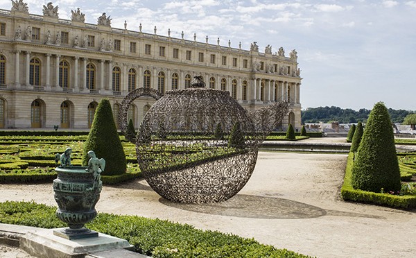 A review of two sculptures by Joana Vasconcelos, “Pavilion de Thé” in wrought-iron and “Marilyn” compiled of stainless steel saucepans and lids