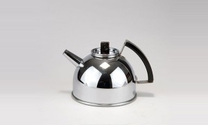 Wilhelm Wagenfeld. Teapot, 1929/30. H. 14.3 cm. Made by Tecnolumen, Bremen. Chrome-plated metal, wood, painted black.