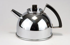 Wilhelm Wagenfeld. Teapot, 1929/30. H. 14.3 cm. Made by Tecnolumen, Bremen. Chrome-plated metal, wood, painted black.