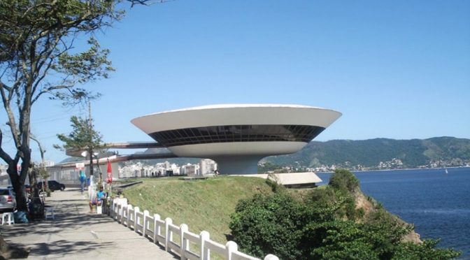 Approaching the Museu de Arte Contemporânea de Niterói, Brazil from the Avenida Almirante Benjamin Sodre. Photography by Lola Adeokun.