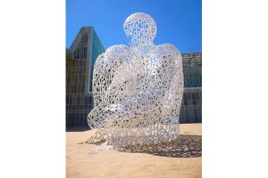 Jaume Plensa, Alma del Ebro, Zaragoza (2008). The 11 m high sculpture traces the pass of time on the floor with its changing shadows. It invites the people to enter the space enclosed and reflect about themselves.