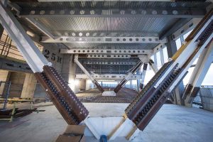 View of the outriggers at level 25, these structural elements provide lateral stability to the skyscraper and impede the lateral movement due to the action of wind.