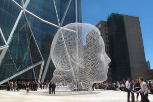 Wonderland, Calgary (2012). The sculpture made of white painted stainless steel receives visitors to the building behind. The two openings on either side allow people to pass inside and through it. Photo Galerie Lelong.