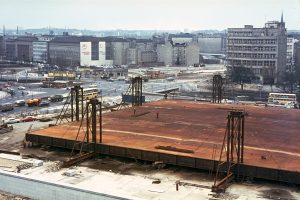 Neue Nationalgalerie roof before being lifted up with the hydraulic cranes during a public ceremony in 1967 . Each of the segments in which the side beam is divided is 3.6m long. Architecture: Mies Van der Rohe. Photograph by Heinz Oeter.