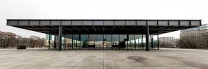 Neue Nationalgalerie in Berlin. The corners of the black steel roof have been raised to correct the visual effect of the ends hanging down. Architecture: Mies Van der Rohe. Photograph from masdearte.com