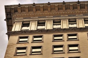 South-facing details of the upper floors and cornice of the Ingalls Building in Cincinatti. Designed by architects Elzner & Anderson at the turn of the 20th Century. Photograph by Hhelvey.