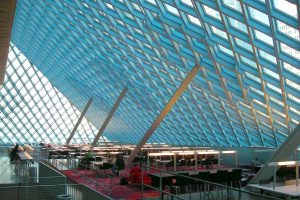 Seattle Central Library. Architects: OMA (Rem Koolhaas + Joshua Prince Ramus) and LMN Architects. Internal view of the lobby-living room. The steel diagonal mesh stabilizes the building against the wind and seismic loads. Painted in white, it offers an ever changing image of the internal space as the light reflects on its surfaces.