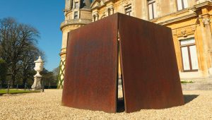 Richard Serra’s One Ton Prop (122 x 122 x 2.5 cm) consists of four pieces of lead leaning against each other. The shape of the cube appears freestanding without welding or props, expressing both solidity and delicate balance. Image by Christies.