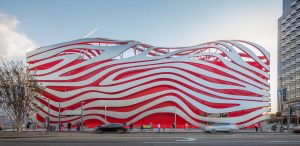 With its characteristic curving stainless-steel ribbons the exterior of the Petersen Museum re-interprets the ‘Googie’ architectural style influenced by car culture and the space age. Photography by Tex Jernigan